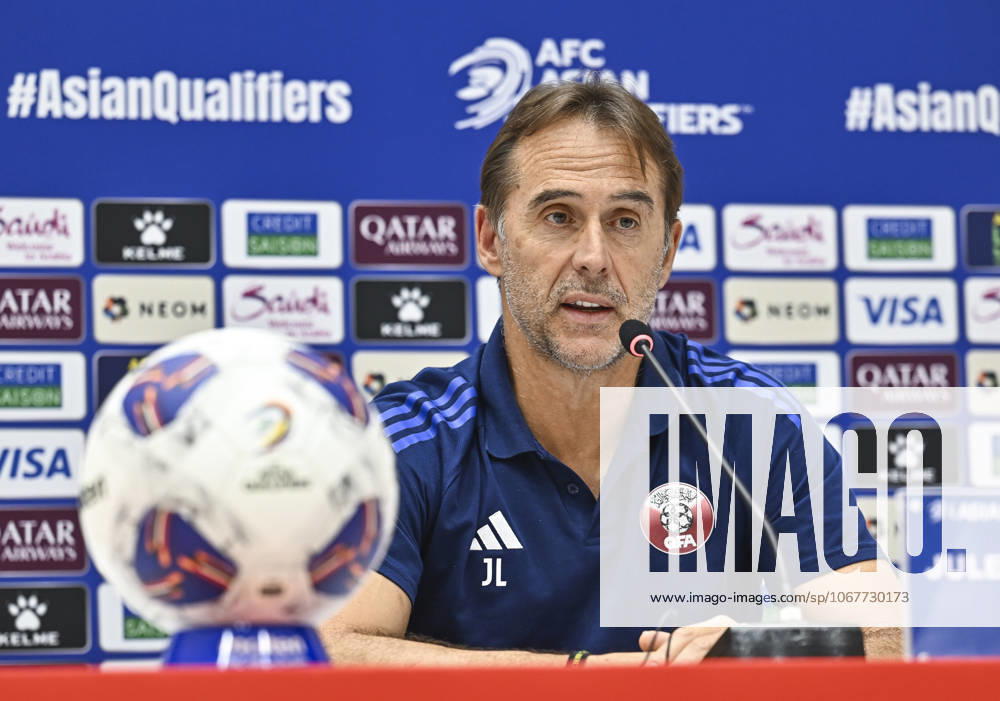 Press conference, PK, Pressekonferenz TEAM QATAR-2026 FIFA World Cup, WM, Weltmeisterschaft, Fussball ASIAN QUALIFIER PLAYOFFS Head coach of Qatar Julen Lopetegui attends a press conference ahead of the FIFA World Cup 2026 AFC Asian qualifiers playoffs group A match between Qatar and United Arab Emirates at Jassim Bin Hamad Stadium in Doha, Qatar, on October 13, 2025. DOHA Qatar