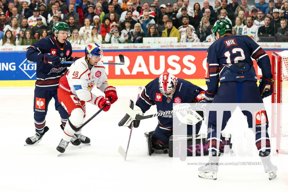 Ice hockey, Eishockey - CHL, EC RBS vs Berlin SALZBURG,AUSTRIA,15.OCT.25 - ICE HOCKEY - CHL, Champions Hockey League, group stage, EC Red Bull Salzburg vs Eisbaeren Berlin. Image shows Lucas Thaler (EC RBS) and Jonas Stettmer (Berlin). GEPAxpictures xMathiasxMandl