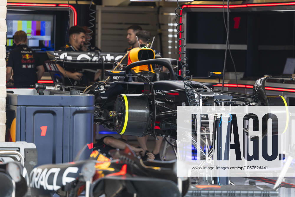 Formula 1 MSC Cruises United States Grand Prix 2025 Alexis Perrin OVERTAKE MAXPPP - Austin 16 10 2025 Oracle Red Bull Racing car in the box pitlane at the Formula 1 MSC Cruises United States Grand Prix 2025, the 19th round of the 2025 FIA Formula 1 World Championship, WM, Weltmeisterschaft at the Circuit of The Americas in Austin, Texas, United States, from October 16 to 19, 2025 Austin Circuit of The Americas United States