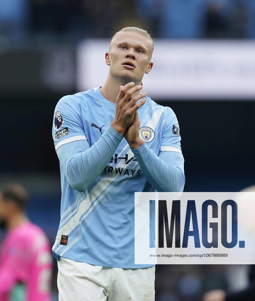 Manchester, England, 18th October 2025. Erling Haaland of Manchester City claps the fans at the final whistle during the Manchester City vs Everton Premier League match at the Etihad Stadium, Manchester. Picture credit should read: Andrew Yates Sportimage . SPI_025_AY_MAN_CITY_EVERTON SPI-4220-0025