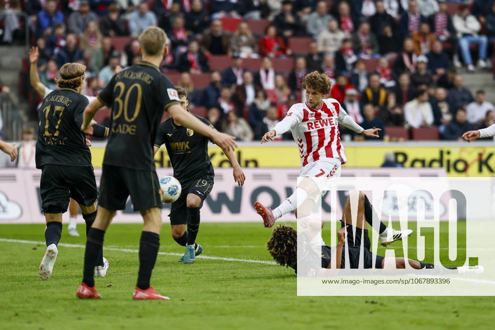Luca Waldschmidt (1. FC Koeln, 7) shoots through the lines of Augsburg during the Bundesliga match between 1. FC Koeln vs. FC Augsburg at the Rheinenergie-Stadion on matchday 7 of the 1. Bundesliga on October 18, 2025 in Koeln, Germany. DFL REGULATIONS PROHIBIT ANY USE OF PHOTOGRAPHS AS IMAGE SEQUENCES AND OR QUASI-VIDEO. Nordrhein-Westfalen Germany