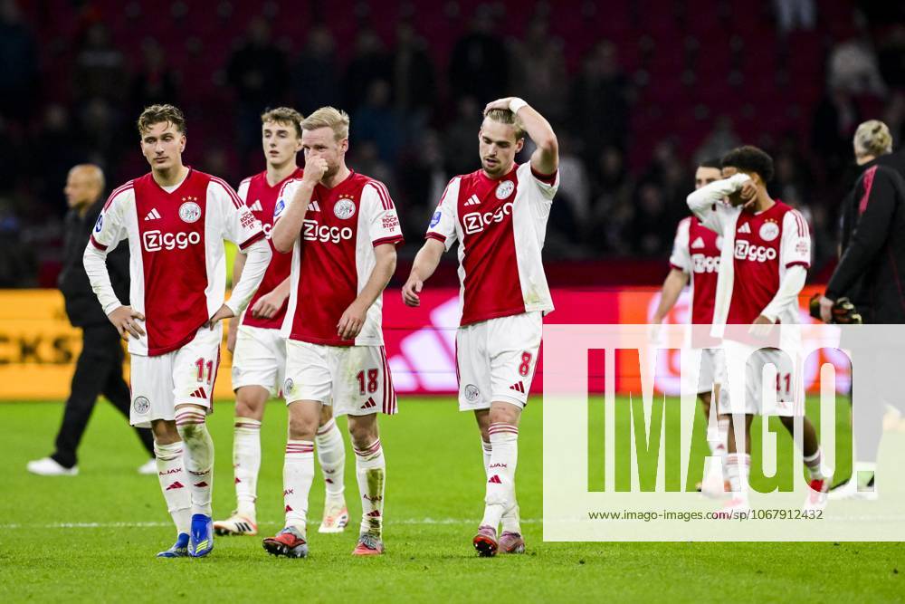 AMSTERDAM Ajax players on the field after the Dutch Eredivisie match between AFC Ajax and AZ at the Johan Cruijff ArenA on October 18, 2025, in Amsterdam, Netherlands. ANP OLAF KRAAK Eredivisie 2025-2026 ANPxSportx IVx 539585149 originalFilename: 539585149
