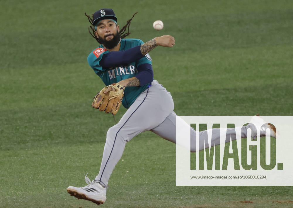 Seattle Mariners shortstop J.P. Crawford (3) throws to first but not in time as Toronto Blue Jays Nathan Lukes gets an infield hit in the eighth inning during game six of the MLB, Baseball Herren, USA American League Championship Series at Rogers Centre in Toronto, Canada, on Sunday, October 19, 2025. TOR20251019940 JOHNxANGELILLO