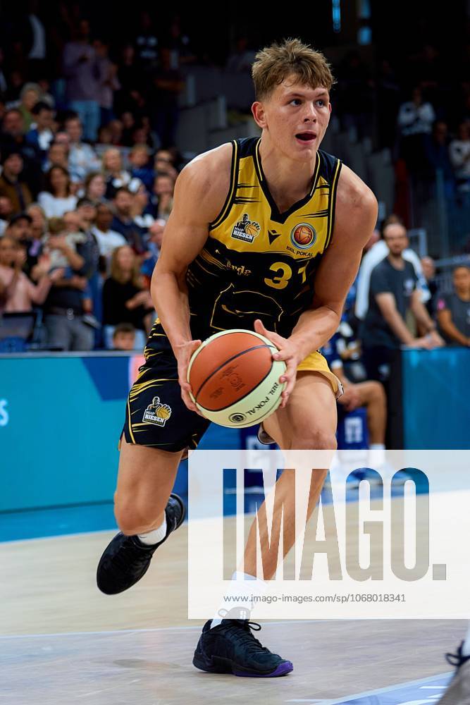 Julis Baumer (37; MHP Riesen Ludwigsburg) dribbelt mit dem Ball easyCredit BBL-Pokal: MLP Academics Heidelberg – MHP Riesen Ludwigsburg; 19.10.2025 Julis Baumer (37; MHP Riesen Ludwigsburg) mit Ball