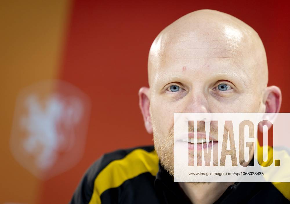 ZEIST - National coach Arjan Veurink during a press conference, PK, Pressekonferenz for the Dutch women s national team, Nationalteam The Dutch women are preparing for the friendly against Poland. ANP KOEN VAN WEEL ANPxSportx IVx 539789352 originalFilename: 539789352