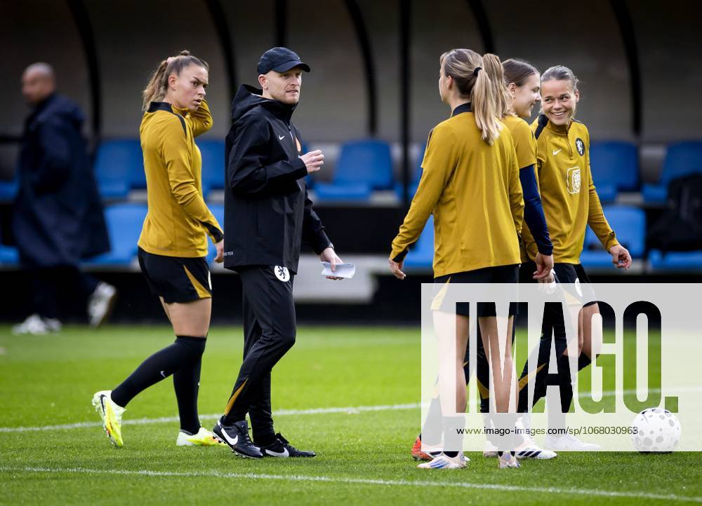 ZEIST - National coach Arjan Veurink during the Dutch women s national football team s training session. The Dutch women are preparing for the friendly against Poland. ANP KOEN VAN WEEL ANPxSportx IVx 539796089 originalFilename: 539796089