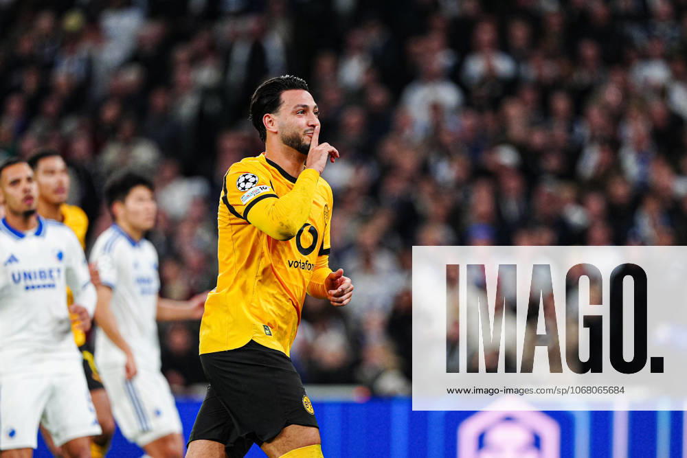 Torjubel nach Tor zum 1:2 per Elfmeter Strafstoss Ramy Bensebaini (Borussia Dortmund, 05) DEN, FC Kopenhagen vs. Borussia Dortmund, Fussball, UEFA Champions League, Spieltag 3, Spielzeit 2025 2026, 21.10.2025 DEN, FC Kopenhagen vs. Borussia Dortmund, Fussball, UEFA Champions League, Spieltag 3, Spielzeit 2025 2026, 21.10.2025 Kopenhagen