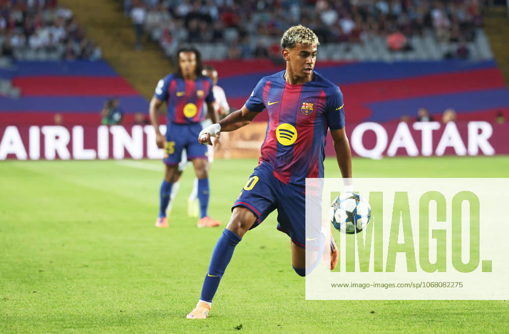 FC Barcelona, Barca v Olympiacos FC - UEFA Champions League 2025 26 League Phase MD3 Lamine Yamal plays during the match between FC Barcelona and Olympiacos FC, corresponding to Matchday 3 of the League phase of the UEFA Champions League, at the Lluis Companys Stadium in Barcelona, Spain, on October 21, 2025. Barcelona Barcelona Spain
