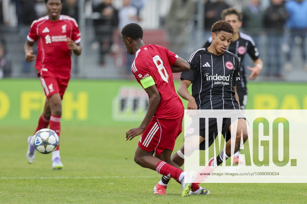 Fussball - UEFA Youth League - Eintracht Frankfurt - Liverpool FC - 07.09.25, Trey Nyoni (Liverpool), Yannis Ahouannou (Frankfurt) -