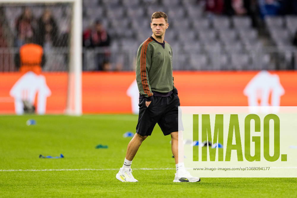 UEFA Champions League: FC Bayern Munich vs. Club Brugge KV, 22.10.2025 MUNICH, GERMANY - OCTOBER 22: Joshua Kimmich (FC Bayern Munich, 6) during pitch check of the UEFA Champions League match between FC Bayern Munich vs. Club Brugge KV at Allianz Arena on matchday 3 of the UEFA Champions League Season 2025 26 on October 22, 2025 in Munich, Germany.