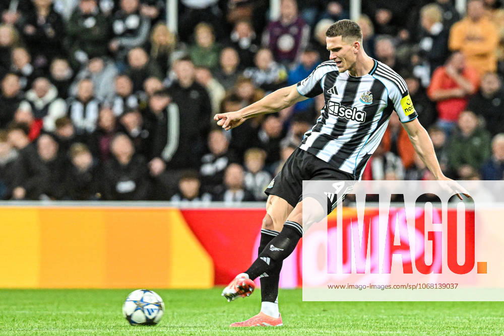 Newcastle United v Benfica UEFA Champions League Sven Botman of Newcastle United passes the ball during the UEFA Champions League match at St. James s Park, Newcastle UK Newspapers OUT