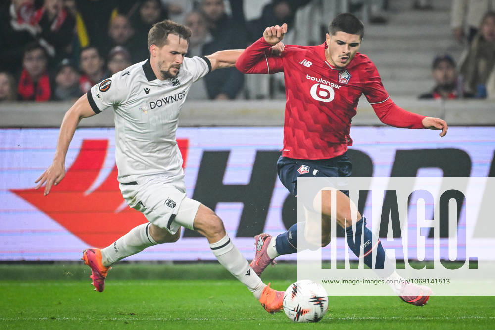Villeneuve-D ascq, France, France: Tomasz KEDZIORA of PAOK and Matias FERNANDEZ-PARDO of Lille during the UEFA Europa League, League Phase MD3 match between Lille OSC (LOSC) and PAOK FC at Pierre Mauroy Stadium on October 23, 2025 in Villeneuve-d Ascq near Lille, France. Villeneuve-D ascq France - ZUMAm308 20251023_zsp_m308_006