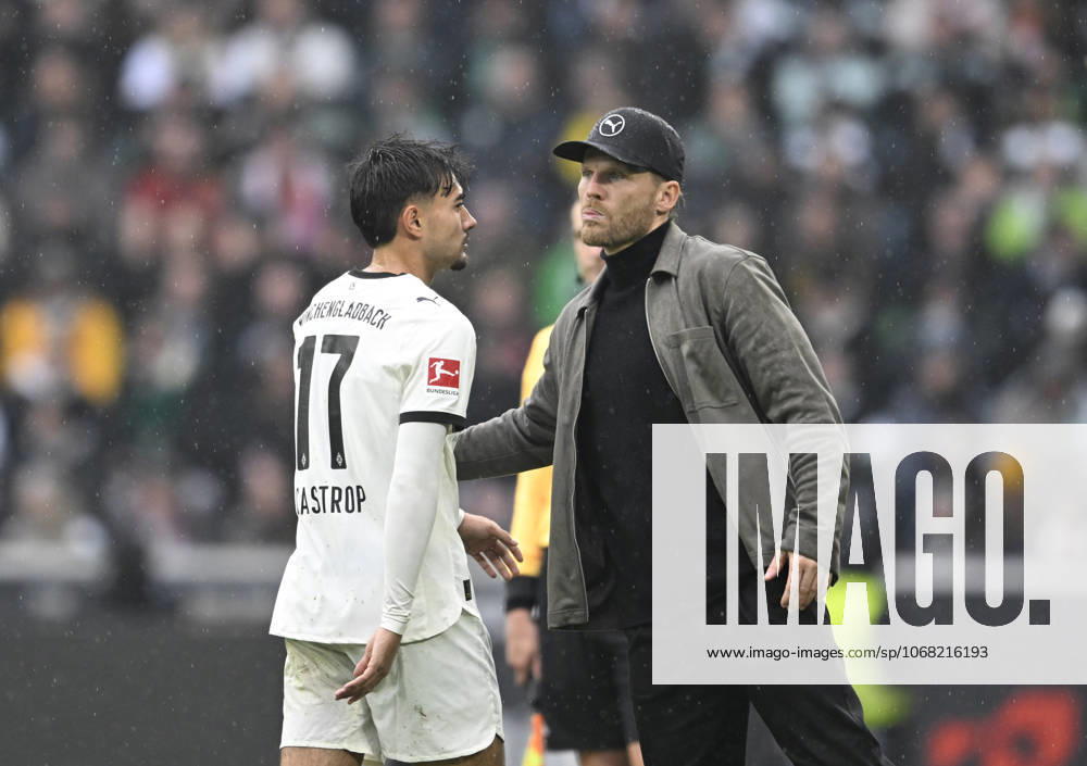 V.l. Jens Castrop (Bor. Mönchengladbach), Trainer Eugen Polanski (Bor. Mönchengladbach) nach der Roten Karte Fussball 1. Bundesliga, 8.Spieltag, Borussia Moenchengladbach - Bayern Muenchen, am 25.10.2025 in Moenchengladbach Deutschland. DFL regulations prohibit any use of photographs as image sequences and or quasi-video Â