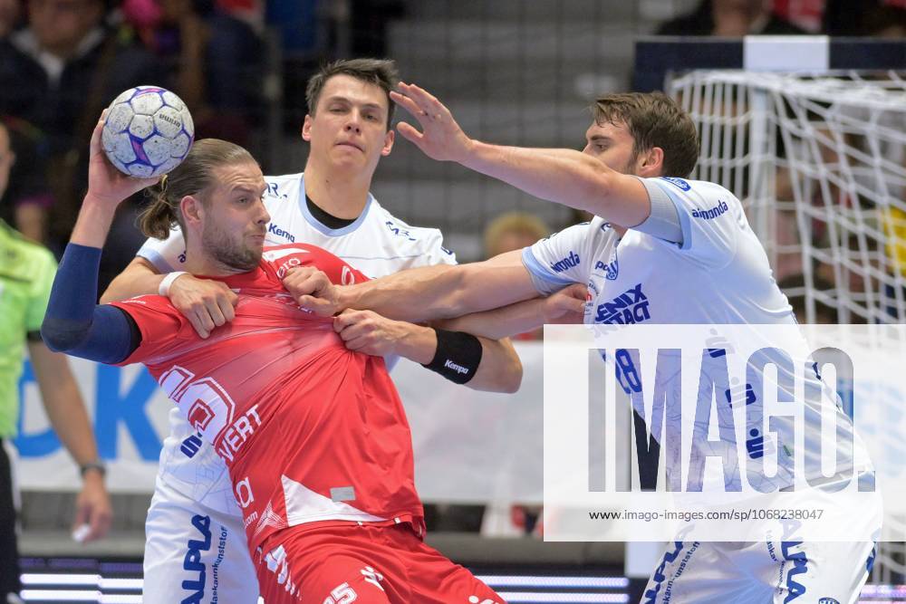 Olle Forsell Schefvert (MT Melsungen 25) (am Ball), Frederik Simak (TBV Lemgo Lippe 8) (L), Hendrik Wagner (TBV Lemgo Lippe 28) (R) , GER, MT Melsungen - TBV Lemgo Lippe, Handball, 1. Bundesliga, 10. Spieltag, Saison 2025 2026, 25.10.2025, GER, MT Melsungen - TBV Lemgo Lippe, Handball, 1. Bundesliga, 10. Spieltag, Saison 2025 2026, 25.10.2025 Kassel