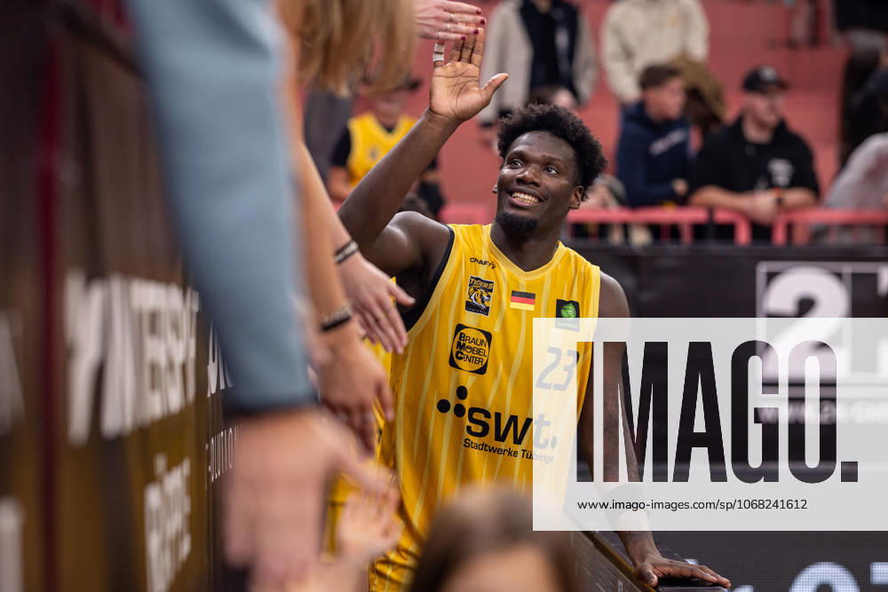 Tigers Tuebingen - SBB Baskets Wolmirstedt, Herren, 2. Bundesliga, Barmer 2. Basketball Bundesliga, pro A, 5. Spieltag, Spielzeit 2025 2026, 25.10.2025 Melkisedek Moreaux (Tigers Tuebingen, 23) klatscht nach dem Spiel die Fans ab
