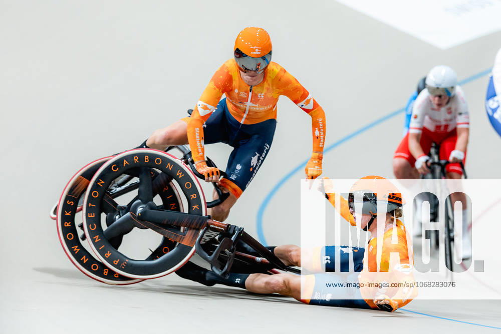2025 Tissot UCI Track World Championships Picture by Alex Whitehead SWpix.com - 25 10 2025 - Cycling - 2025 Tissot UCI Track World Championships - Velodromo Penalolà n, Santiago, Chile - Womens Madison - Lorena Wiebes (right) and Lisa van Belle (left) of the Netherlands crash during a handsling changeover. Santiago Velodromo Parque Penalolà n Chile