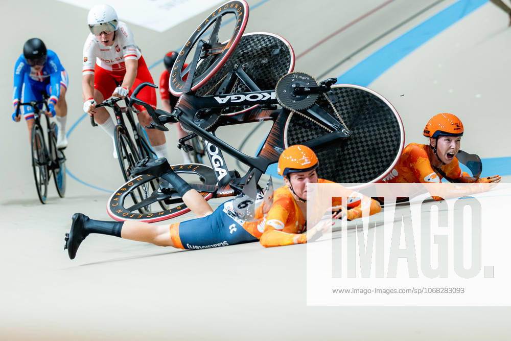 2025 Tissot UCI Track World Championships Picture by Alex Whitehead SWpix.com - 25 10 2025 - Cycling - 2025 Tissot UCI Track World Championships - Velodromo Penalolà n, Santiago, Chile - Womens Madison - Lorena Wiebes (right) and Lisa van Belle (left) of the Netherlands crash during a handsling changeover. Santiago Velodromo Parque Penalolà n Chile