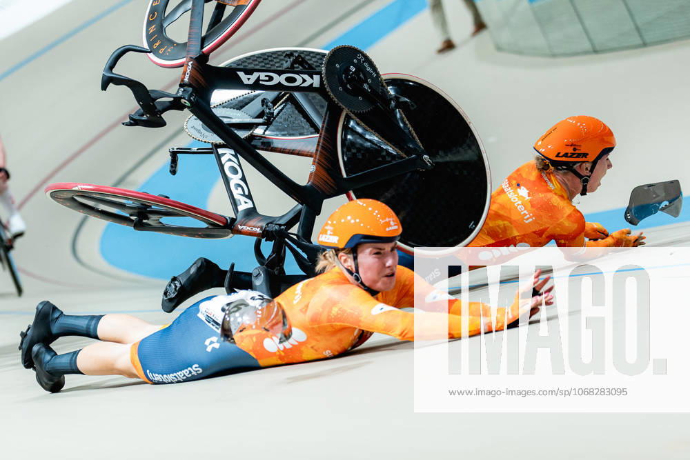 2025 Tissot UCI Track World Championships Picture by Alex Whitehead SWpix.com - 25 10 2025 - Cycling - 2025 Tissot UCI Track World Championships - Velodromo PenalolÃ n, Santiago, Chile - Womens Madison - Lorena Wiebes (right) and Lisa van Belle (left) of the Netherlands crash during a handsling changeover. Santiago Velodromo Parque PenalolÃ n Chile
