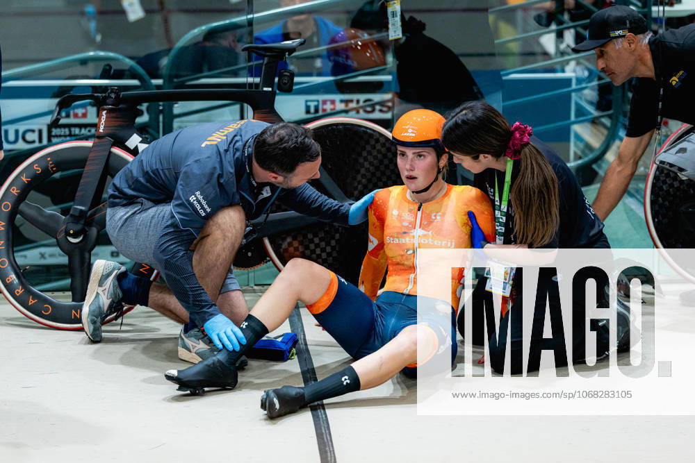 2025 Tissot UCI Track World Championships Picture by Alex Whitehead SWpix.com - 25 10 2025 - Cycling - 2025 Tissot UCI Track World Championships - Velodromo Penalolà n, Santiago, Chile - Womens Madison - Lisa van Belle of the Netherlands after a crash Santiago Velodromo Parque Penalolà n Chile