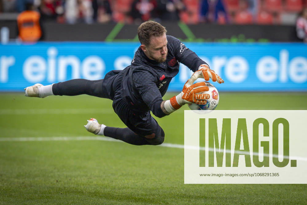 Mark Flekken (Bayer 04 Leverkusen, 1) during the warm-up before the Bundesliga match (gameday 8) between Bayer 04 Leverkusen vs. SC Freiburg at BayArena on October 26, 2025 in Leverkusen, Germany. (Photo by Axel Kohring Beautiful Sports) DFL REGULATIONS PROHIBIT ANY USE OF PHOTOGRAPHS AS IMAGE SEQUENCES AND OR QUASI-VIDEO. Nordrhein-Westfalen Germany