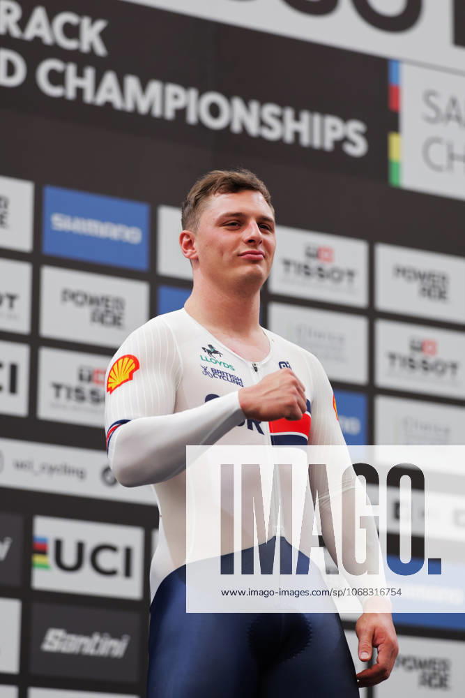 2025 Tissot UCI Track World Championships Picture by Alex Whitehead SWpix.com - 26 10 2025 - Cycling - 2025 Tissot UCI Track World Championships - Velodromo Penalolén, Santiago, Chile - Men s Sprint Podium - Matthew Richardson (Great Britain) receiving the Silver Medal