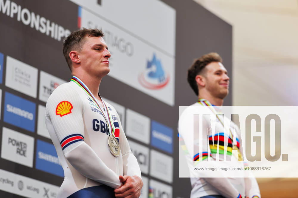 2025 Tissot UCI Track World Championships Picture by Alex Whitehead SWpix.com - 26 10 2025 - Cycling - 2025 Tissot UCI Track World Championships - Velodromo Penalolén, Santiago, Chile - Men s Sprint Podium - Matthew Richardson (Great Britain) receiving the Silver Medal