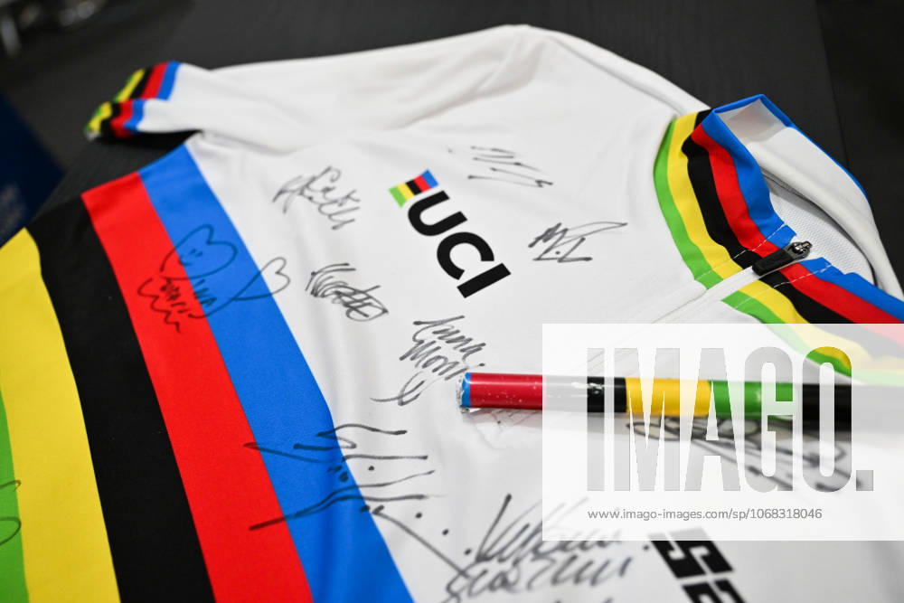 2025 Tissot UCI Track World Championships Picture by Simon Wilkinson SWpix.com - 26 10 2025 - Cycling - 2025 Tissot UCI Track World Championships - Velodromo Penalolén, Santiago, Chile - Men s Madison Podium - The Jersey signed by all the 2025 Tissot UCI Track World Champions