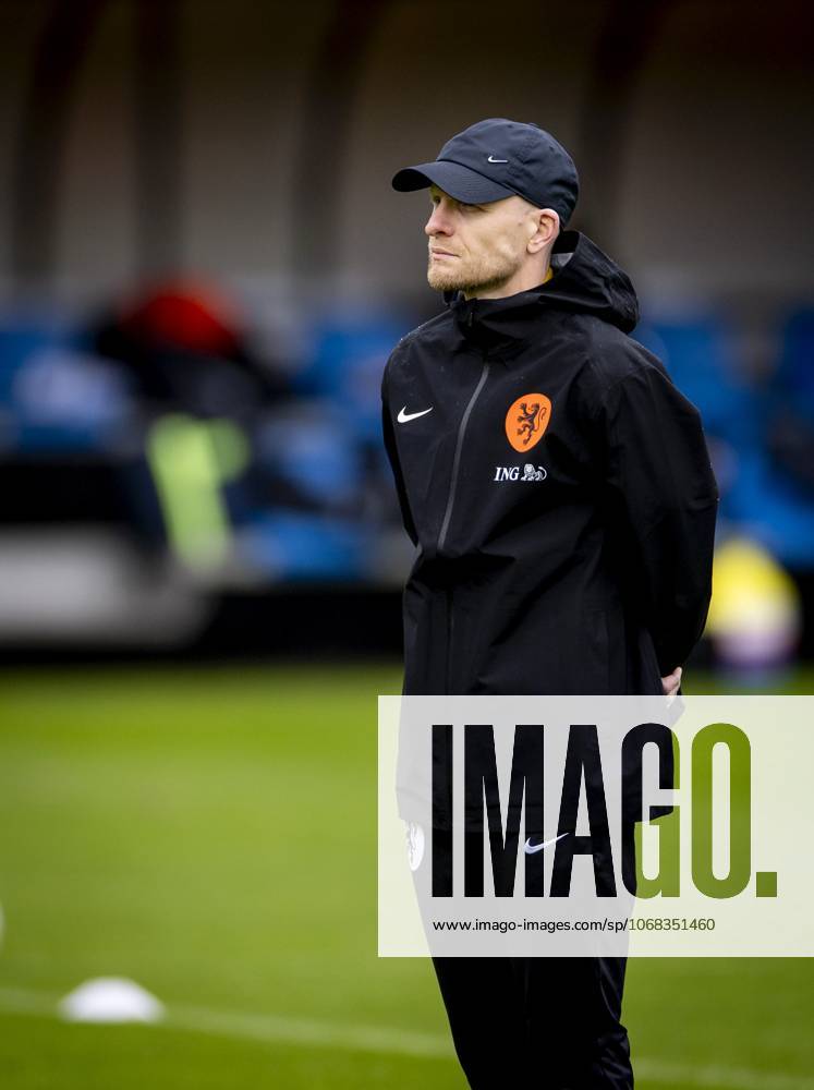 ZEIST - National coach Arjan Veurink during a training session. The Dutch team is preparing for the friendly against Canada. ANP KOEN VAN WEEL ANPxSportx IVx 540461765 originalFilename: 540461765