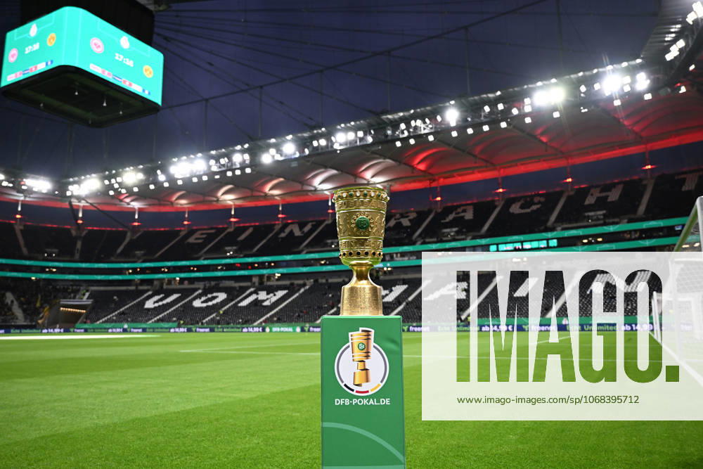 Fussball DFB Pokal 2.Runde, Eintracht Frankfurt - Borussia Dortmund v.l. Der DFB Pokal im Stadion Trophäe Frankfurt am Main