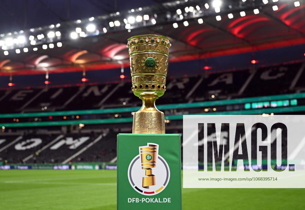 Fussball DFB Pokal 2.Runde, Eintracht Frankfurt - Borussia Dortmund v.l. Der DFB Pokal im Stadion Trophäe Frankfurt am Main