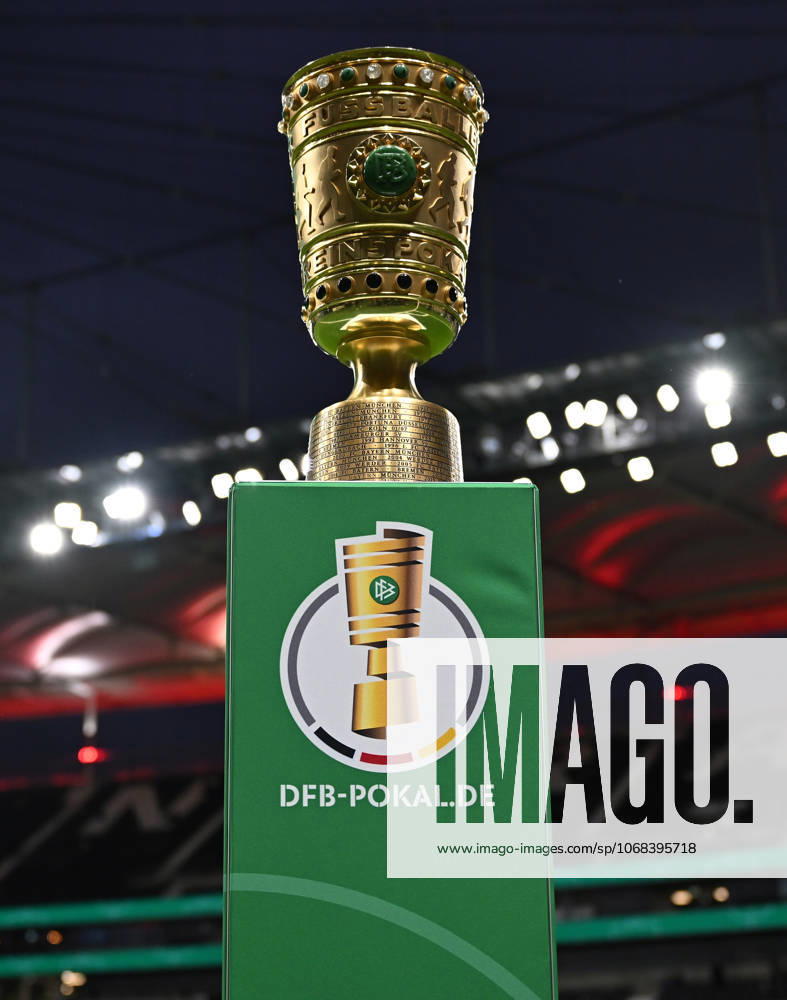 Fussball DFB Pokal 2.Runde, Eintracht Frankfurt - Borussia Dortmund v.l. Der DFB Pokal im Stadion Trophäe Frankfurt am Main