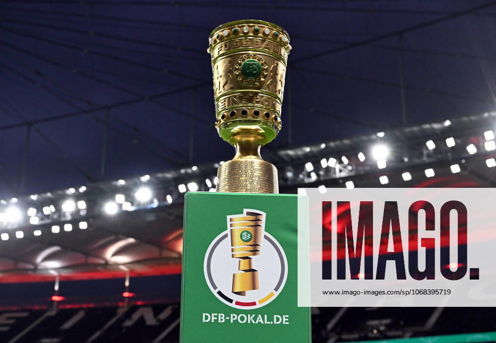 Fussball DFB Pokal 2.Runde, Eintracht Frankfurt - Borussia Dortmund v.l. Der DFB Pokal im Stadion Trophäe Frankfurt am Main