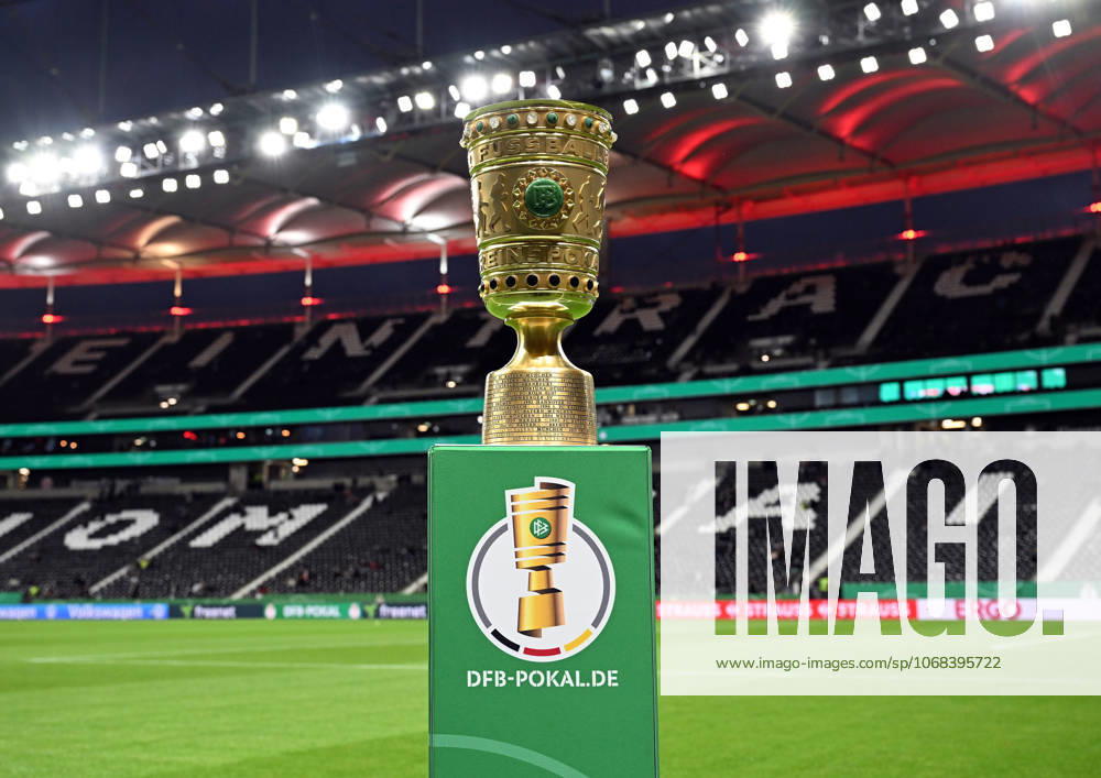 Fussball DFB Pokal 2.Runde, Eintracht Frankfurt - Borussia Dortmund v.l. Der DFB Pokal im Stadion Trophäe Frankfurt am Main