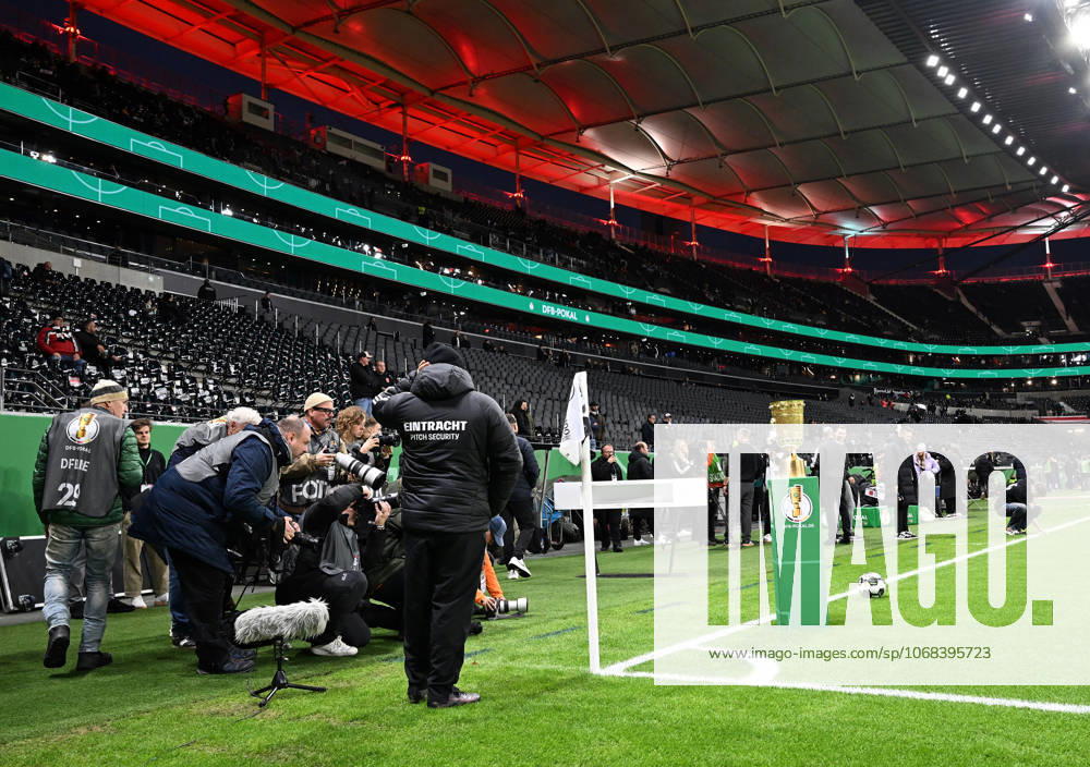 Fussball DFB Pokal 2.Runde, Eintracht Frankfurt - Borussia Dortmund v.l. Der DFB Pokal im Stadion Trophäe Frankfurt am Main