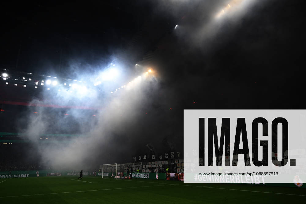 Fussball DFB Pokal 2.Runde, Eintracht Frankfurt - Borussia Dortmund v.l. Fans Eintracht Frankfurt, Stimmung, Schals, zuenden Pyrotechnik, Benglos, Rauch, Nebel, Feuerwerk Frankfurt am Main