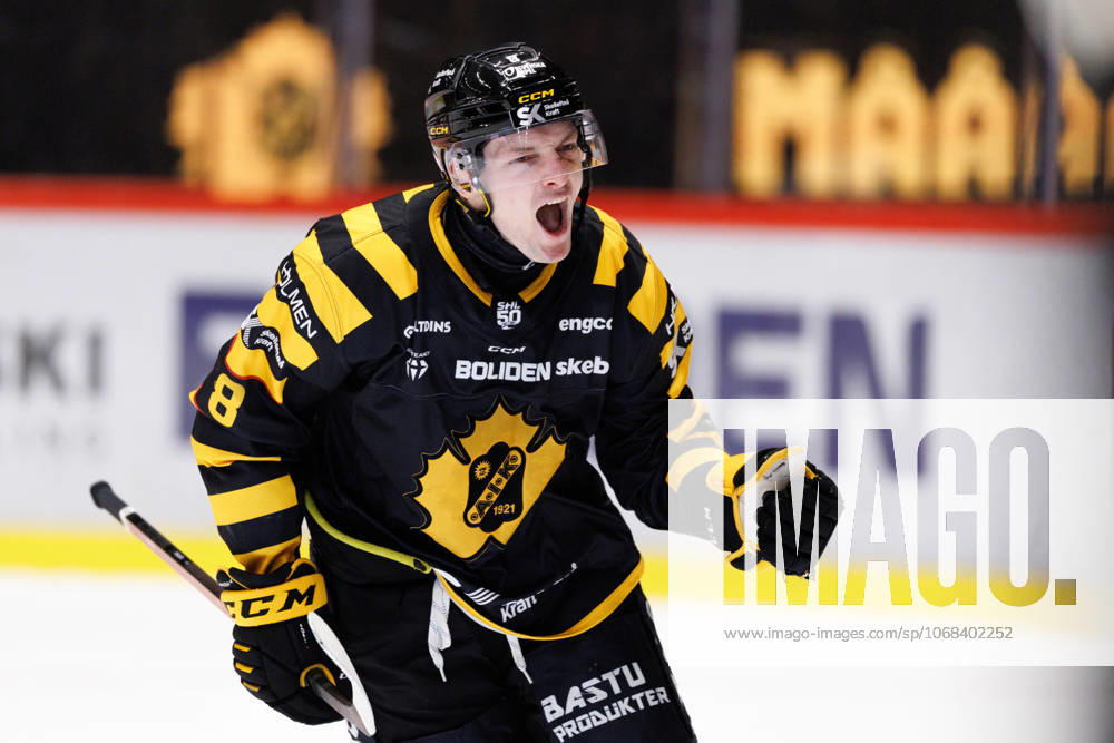 Skellefteas Oliver Okuliar jublar efter 2-0 under ishockeymatchen i SHL mellan Skelleftea och Lulea den 28 oktober 2025 i Skelleftea.