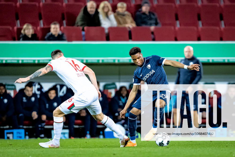 Fussball, Saison 2025 2026, DFB-Pokal, WWK-Arena Augsburg, 2. Runde, FC Augsburg - VfL Bochum, 28.10.2025 28.10.2025, Fussball, Saison 2025 2026, DFB-Pokal, WWK-Arena Augsburg, 2. Runde, FC Augsburg - VfL Bochum, v.l. 16 Cedric Zesiger (FC Augsburg), 29 Farid Alfa-Ruprecht (VfL Bochum) Foto: Lucca Fundel Augsburg WWK-Arena Bayern Deutschland