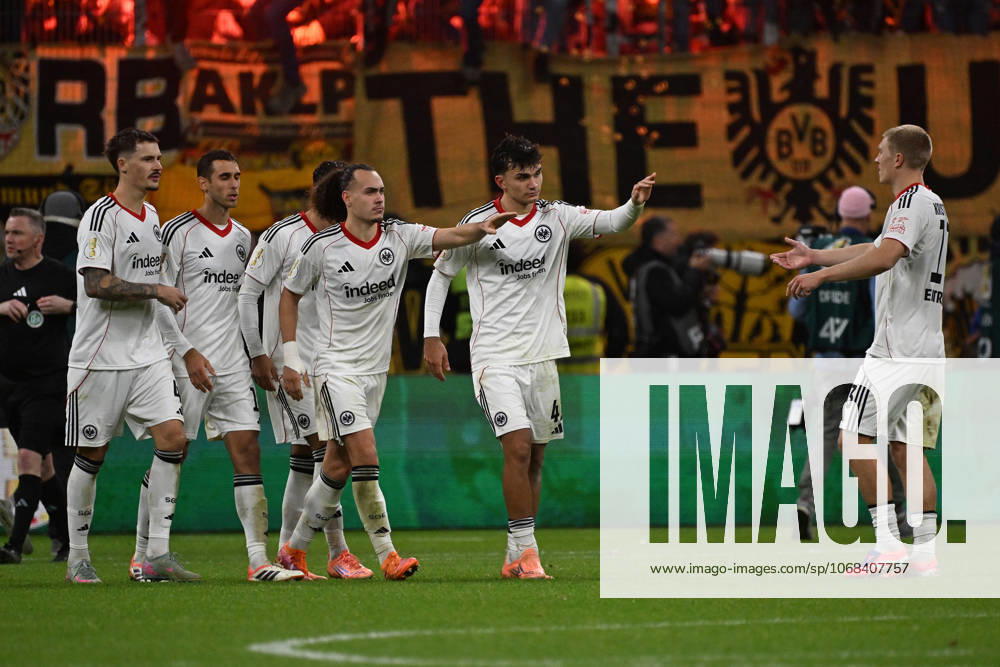 Fussball DFB Pokal 2.Runde, Eintracht Frankfurt - Borussia Dortmund v.l. Spieler der Eintracht Enttäuscht, traurig, frustriert Frankfurt am Main