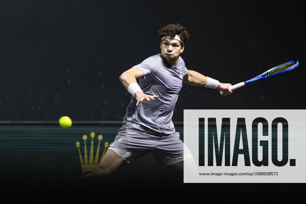 Rolex Paris Masters 2025 - Day Four Ben Shelton (USA) plays against Andrey Rublev in the men s singles match on day four of the Paris ATP, Tennis Herren Masters 1000 tennis tournament at the Paris La Defense Arena in Nanterre, on the outskirts of Paris. Paris France