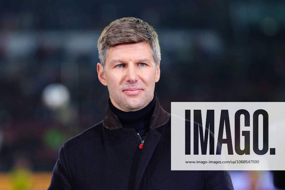 Thomas Hitzelsberger (Moderator) beim Spiel zwischen FC Augsburg v Borussia Dortmund, Fußball, Herren, Bundesliga, 2025 2026, 9.Spieltag am 31.10.2025 in Augsburg, WWK-Arena. DFL and DFB regulations prohibit any use of photographs as image sequences and or quasi-video. Bayern Deutschland