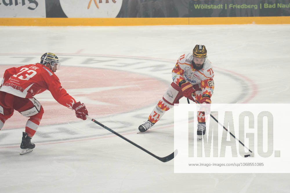 Eishockey DEL2, EC Bad Nauheim - ESV Kaufbeuren v.l. Marius Erk (EC Bad Nauheim) im Zweikampf mt Sami Blomqvist (ESV Kaufbeuren) Bad Nauheim