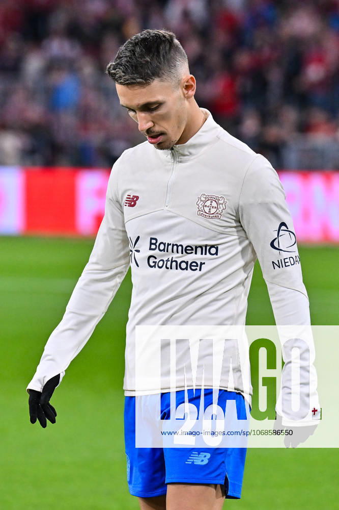 Bundesliga; FC Bayern München - Bayer 04 Leverkusen; 01.11.2025 MÜNCHEN, DEUTSCHLAND - 1. NOVEMBER: beim warmmachen Alejandro GRIMALDO (Bayer Leverkusen 20) vor dem Bundesligamatch zwischen dem FC Bayern München und Bayer 04 Leverkusen am 9. Spieltag in der Allianz Arena am 1. November 2025 in München, Germany DFL REGULATIONS PROHIBIT ANY USE OF PHOTOGRAPHS AS IMAGE SEQUENCES AND OR QUASI-VIDEO