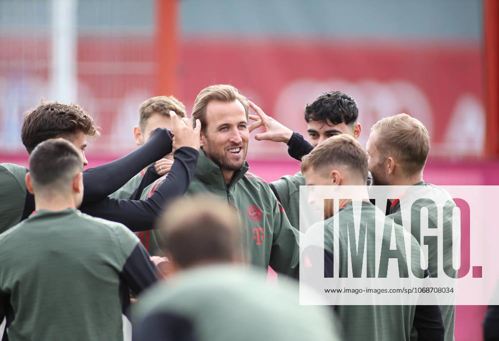Fussball, Herren, Champions League, Saison 2025 2026, FC Bayern München, Abschlusstraining Harry Kane (FC Bayern München) verlierer im internen Kreisausspielen, Ohrklaps