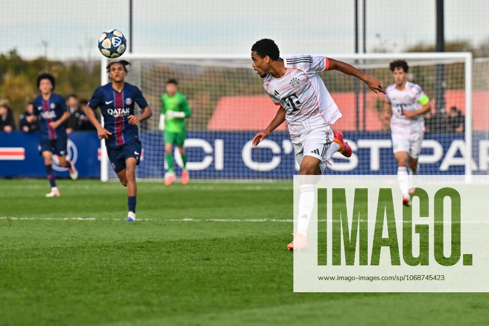 Uefa Youth League: Paris Saint Germain U19 - FC Bayern München U19; 04.11.2025 PARIS, FRANKREICH - 4. NOVEMBER: am Ball Chivano WIJKS (FCB Bayern München U19 2) beim Ligaspiel zwischen der U19 von Paris Saint Germain und der U19 des FC Bayern München am 4. Spieltag der UEFA Youth League am PSG Campus am 04.11.2025