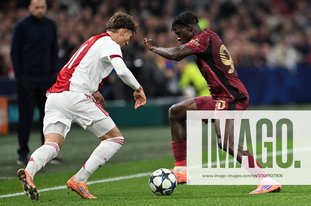 Ajax v Galatasaray - UEFA Champions League AMSTERDAM, NETHERLANDS - NOVEMBER 05: Wilfried Singo (R) of Galatasaray in action against Mika Godts (L) of Ajax during the UEFA Champions League week 4 football match between Ajax and Galatasaray at Johan Cruijff Arena in Amsterdam, Netherlands on November 05, 2025. Halil Sagirkaya Anadolu Amsterdam Netherlands. Editorial use only. Please get in touch for any other usage.