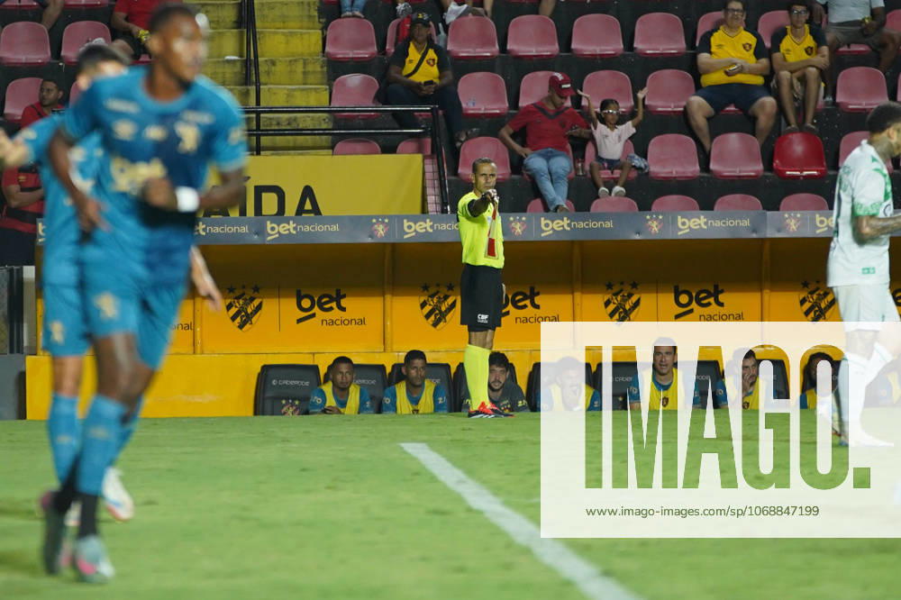 X Juventude RECIFE, PE - 05.11.2025: SPORT X JUVENTUDE - Sport vs. Juventude, in a match valid for the Série A of the Brazilian Championship, in Recife, PE, on the evening of Wednesday, the 5th. In the photo, the linesman is signaling offside. (Photo: Thiago Lemos Fotoarena) x2836776x ThiagoxLemos