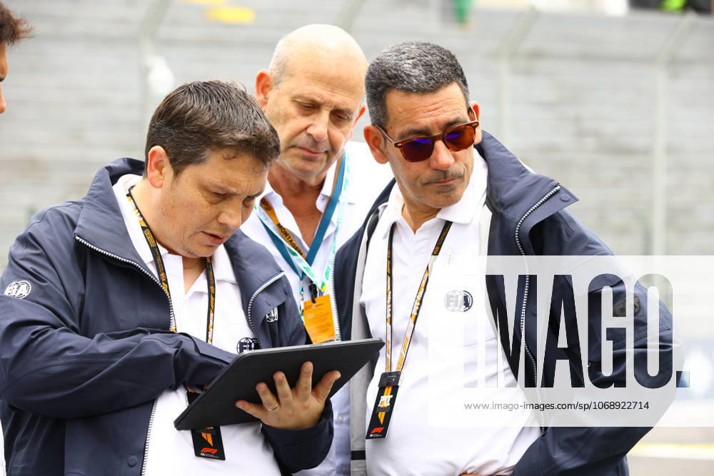 Autodromo Jose Carlos Pace, Interlagos, Formula 1 MSC Cruises Grande Premio de Sao Paulo 2025 , im Bild FIA Renndirektor Rui Marques und FIA Sportdirektor Tim Malyon schauen sich die Strecke in Interlagos an. (Photo by Hasan Bratic DeFodi Images) 05 11 2025, Autodromo Jose Carlos Pace, Interlagos, Formula 1 MSC Cruises Grande Premio de Sao Paulo 2025 , in the picture FIA Race Director Rui Marques and FIA Sport Director Tim Malyon take a look at the track in Interlagos Photo by Hasan Bratic DeFodi Images