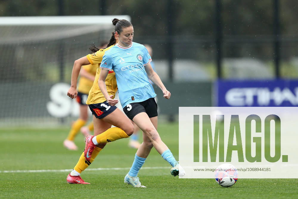 ALEAGUE CITY MARINERS WOMEN, Danielle Turner of City passes the ball during the A-League WomenÕs Round 2 match between Melbourne City and the Central Coast Mariners at the control cyber Pitch in Melbourne, Saturday, November 8, 2025. ( NO ARCHIVING, MELBOURNE VICTORIA AUSTRALIA