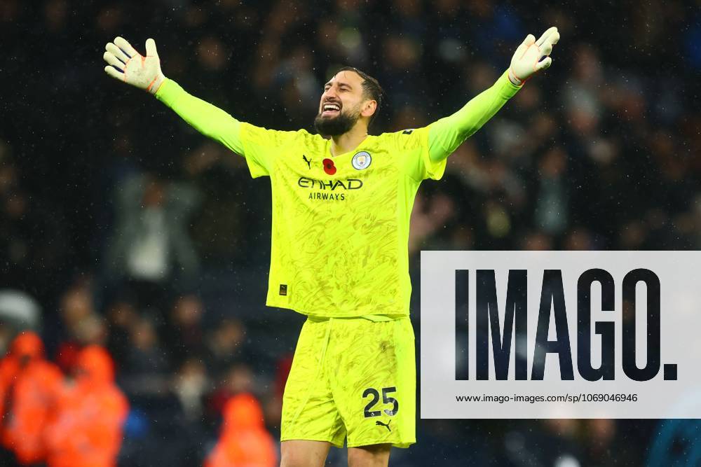 Gianluigi Donnarumma of Manchester City celebrates the 3rd goal scored by Jeremy Doku Manchester City v Liverpool, Premier League, Football, Etihad Stadium, Manchester, UK - 09 Nov 2025Manchester Etihad Stadium United Kingdom