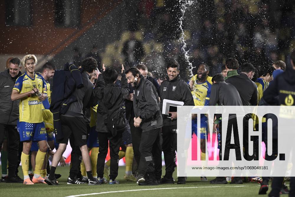 STVV s players celebrate after winning a soccer match between Sint-Truidense V.V. and Standard de Liege, Sunday 09 November 2025 in Sint-Truiden, on day 14 of the 2025-2026 Jupiler Pro League first division of the Belgian championship. JOHAN EYCKENS JohanxEyckens x140456249x